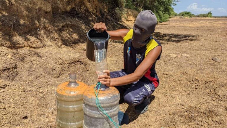 FOTOS | En Río Seco calman la sed con agua de pozo