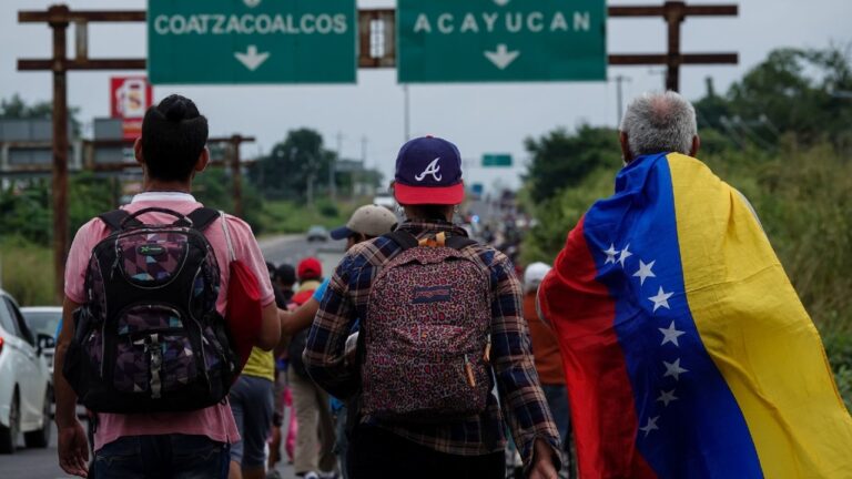Caravana de migrantes sale del sur de México a EEUU días después tragedia en Texas