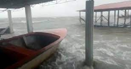Rescatan 20 pescadores arrastrados por fuerte oleaje en el Lago de Maracaibo