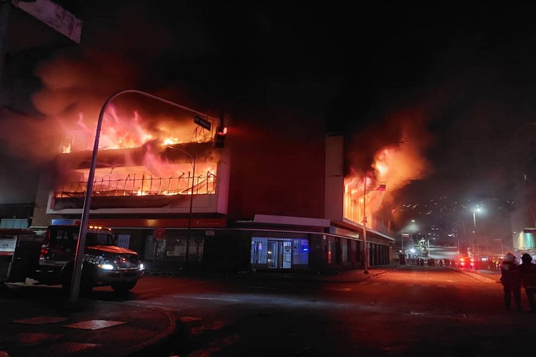 Caracas: Voraz incendio de seis horas destruyó la mitad del Mercado de los Corotos de Quinta Crespo