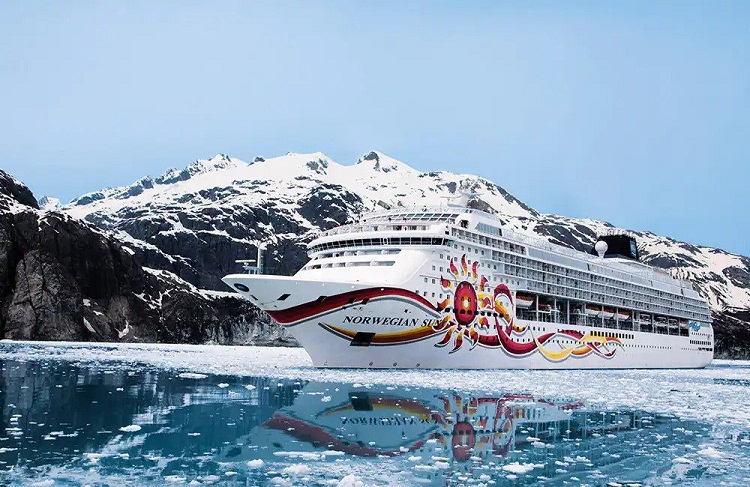 Crucero con 2.000 pasajeros choca contra un iceberg en Alaska