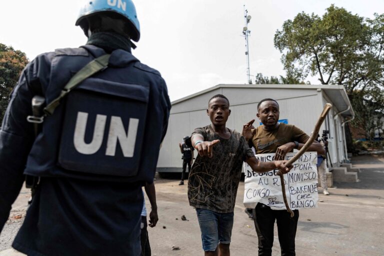 Revueltas en el Congo dejan tres cascos azules y doce manifestantes muertos durante protestas contra la ONU