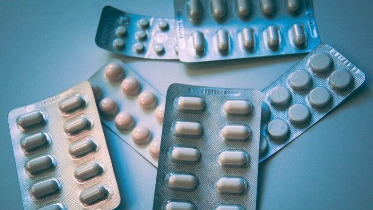 Gobierno de EEUU dice a farmacias que deben ofrecer píldoras abortivas