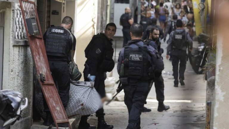Conmoción en Río de Janeiro por la operación policial que dejó 18 muertos en una favela