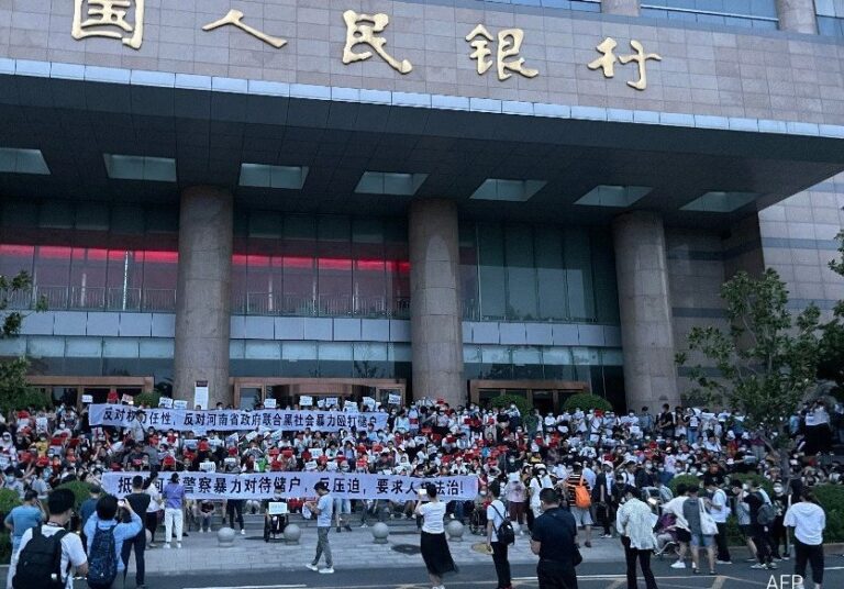 Ahorristas protestan por congelamiento de retiros bancarios en China