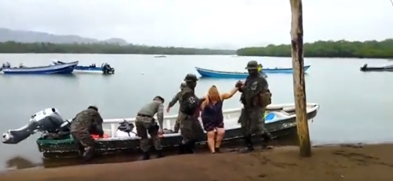 Militares panameños rescataron a dos venezolanas abandonadas en el Darién (VÍDEO)