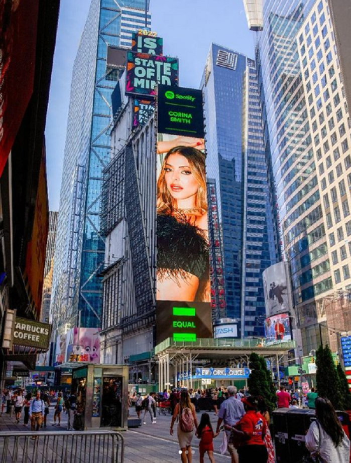 Corina Smith está en las pantallas del Times Square de New York