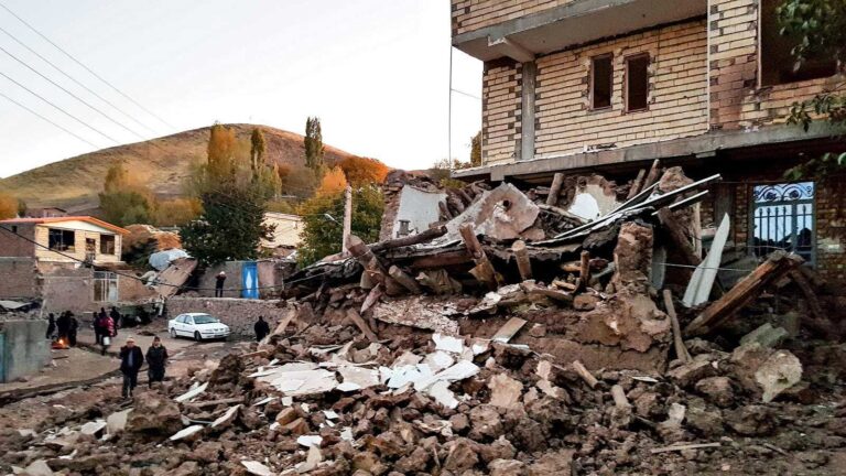 Cinco muertos y 19 heridos deja terremoto en Irán