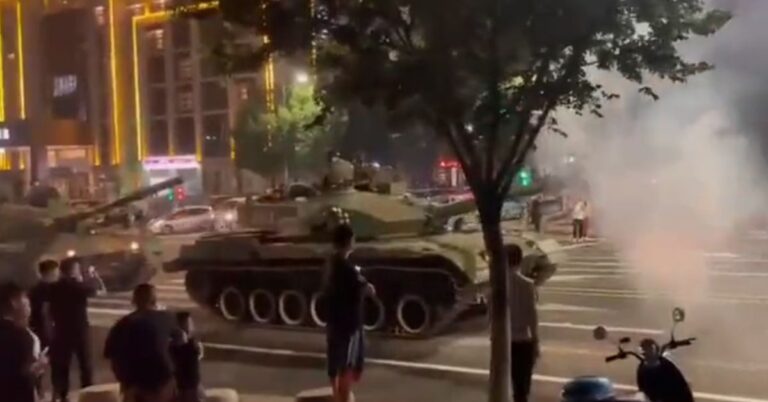 Tanques del Ejército chino reprimen protestas populares