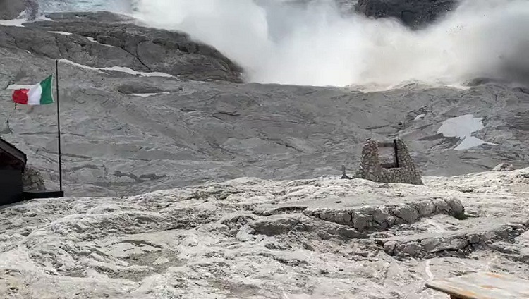 Ocho muertos y al menos 14 desaparecidos tras desprenderse glaciar en los Alpes italianos