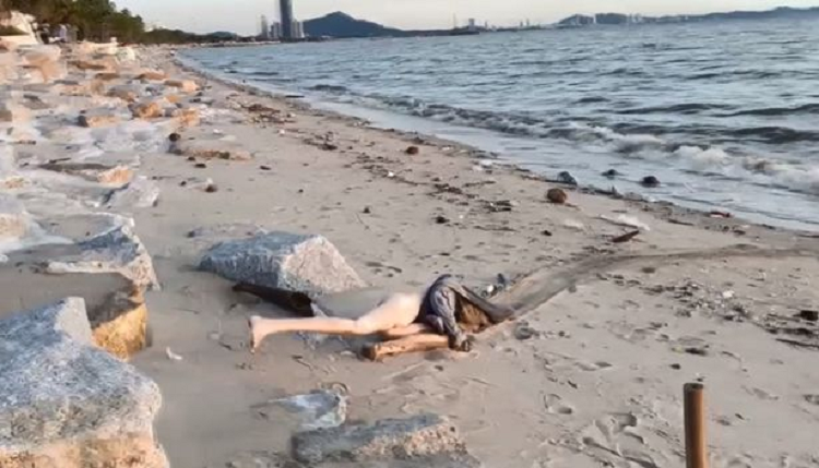 Policía desplegó operativo por cadáver en una playa y era una «muñeca erótica»