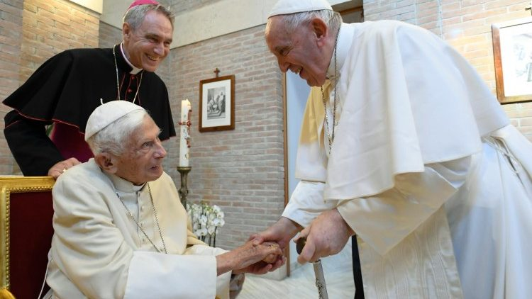El Papa y los nuevos cardenales visitan a Benedicto XVI