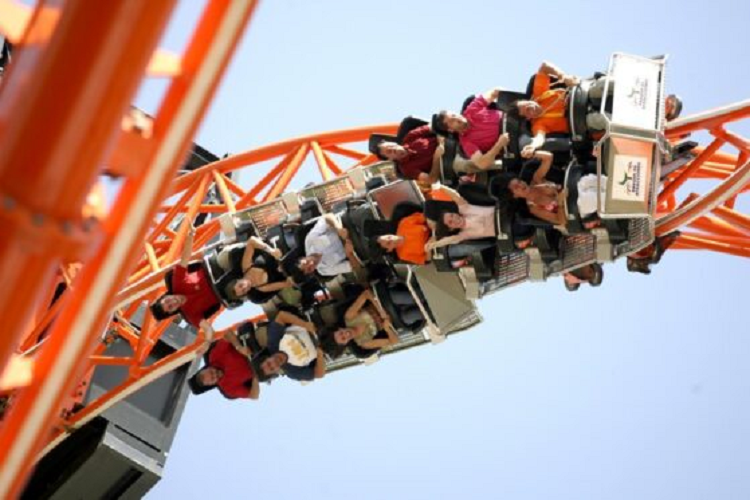 Una docena de personas se queda colgada una hora en una montaña rusa del Parque de Atracciones