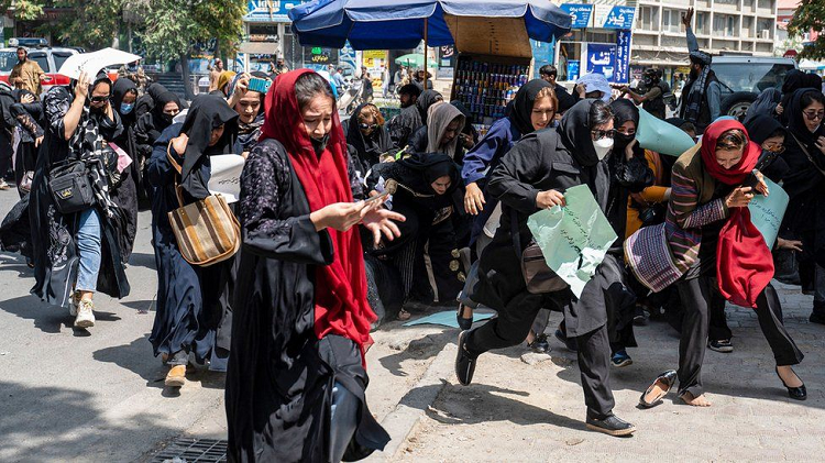 Talibanes disuelven  protesta de mujeres afganas 