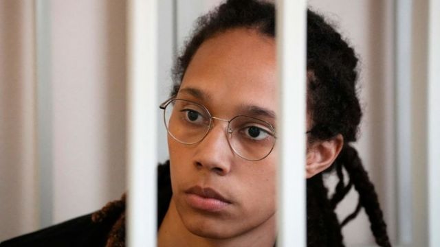 Justicia rusa condena a 9 años de prisión a la baloncestista estadounidense Brittney Griner por posesión de drogas