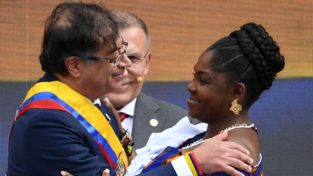 Petro asume la presidencia de Colombia y llama a dejar las armas