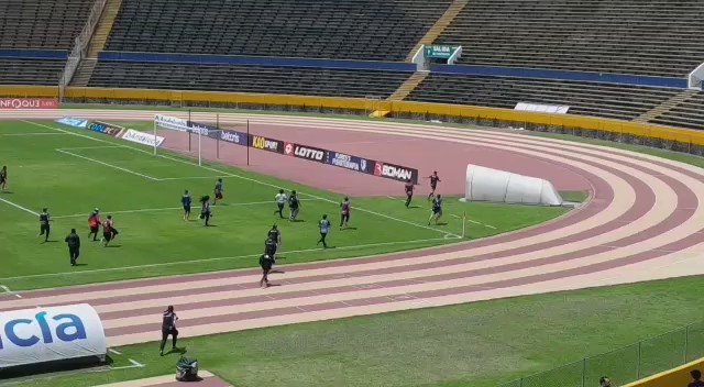 En video: Hinchas ingresan a la cancha y agreden al árbitro