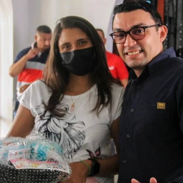 Alcalde Henry Hernández entrega ayudas sociales a familias mirandinas