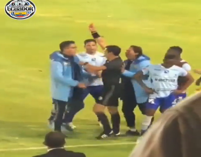 Cobarde agresión a árbitro en Ecuador se vuelve escándalo deportivo