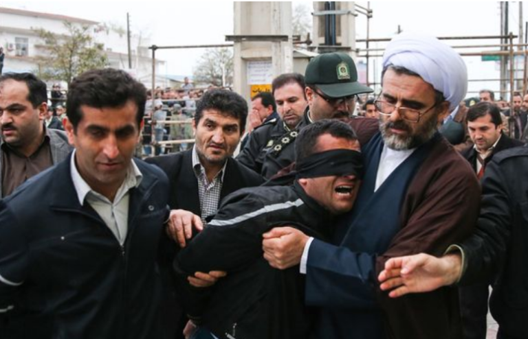 Justicia iraní condenó a dos hombres y una mujer a perder un ojo