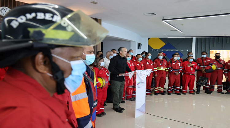 Regresan a Venezuela bomberos de PDVSA que combatieron incendio en Cuba