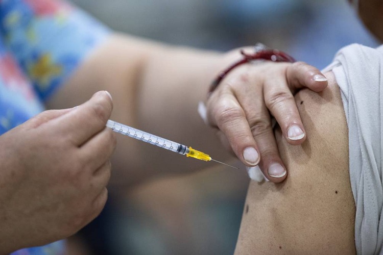 Reino Unido, el primer país en aprobar una vacuna bivalente contra el Covid-19