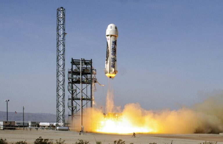 Blue Origin envía al espacio a la primera egipcia y el primer portugués