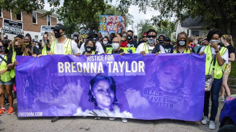 Justicia de EEUU acusa a cuatro policías por muerte de afroestadounidense Breonna Taylor