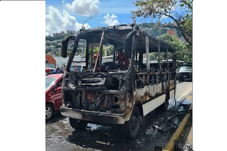 Bus de pasajeros se incendió frente al terminal de La Bandera