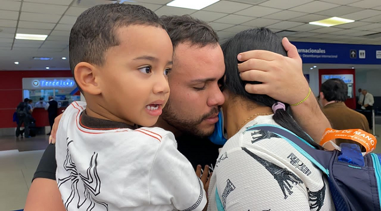Tripulantes de avión retenido en Argentina se reencuentran con sus familiares