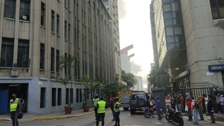 Se registró un incendio en el colegio universitario Francisco de Miranda en Caracas