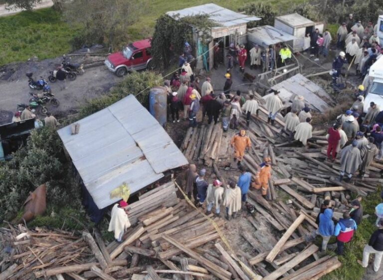 Rescatan a nueve personas atrapadas por derrumbe de una mina en Colombia