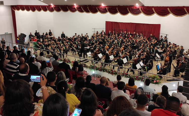 GALERÍA DE FOTOS: Orquesta sinfónica y la Coral de Falcón engalanaron la ciudad de Coro desde el Teatro Omar Hurtado