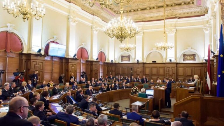 Parlamento de Letonia declara a Rusia «Estado patrocinador del terrorismo» y pide fin de visados