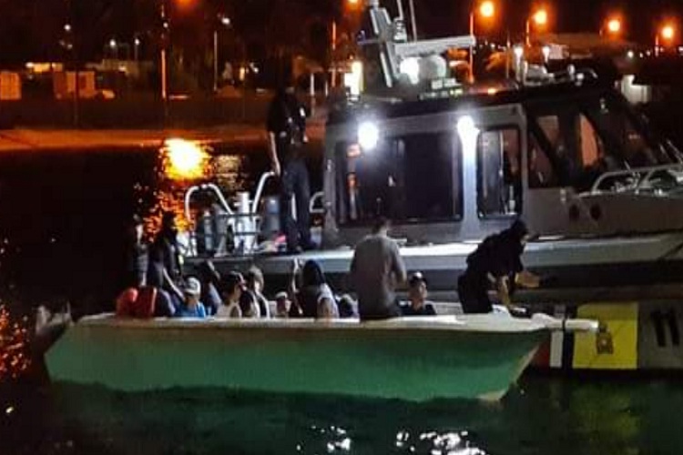 Guardia Costera de Aruba interceptó embarcación con 22 venezolanos y 28 animales exóticos
