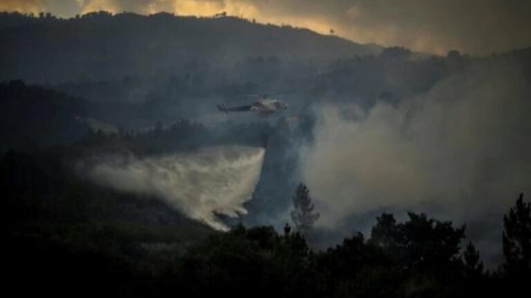 Portugal lucha para controlar un gran incendio en un parque natural