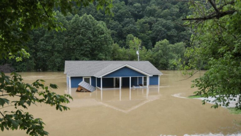 Vuelven las lluvias a Kentucky: inundaciones dejan 30 muertos