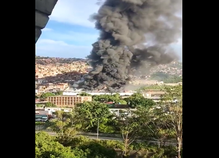 Caracas: Se registra gran incendio en depósitos del IVSS en Antímano