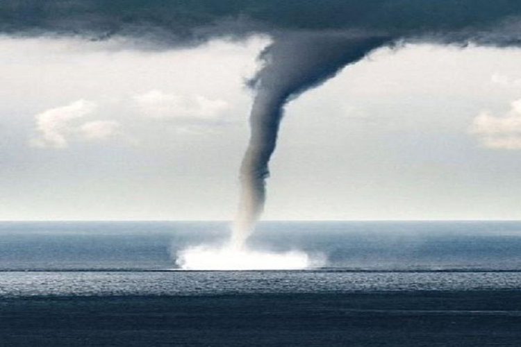 VIDEO| Tromba marina se convirtió en tornado y cientos de turistas corrieron desesperados en una playa