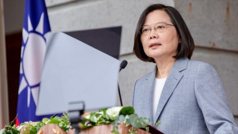 Presidenta de Taiwán advierte a China contra una invasión