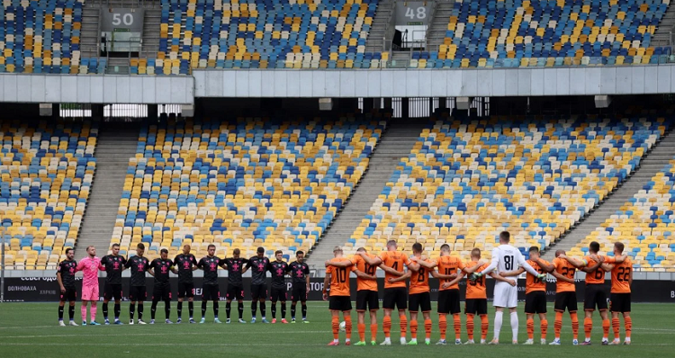 En plena guerra, sin hinchas, arrancó la liga de fútbol en Ucrania