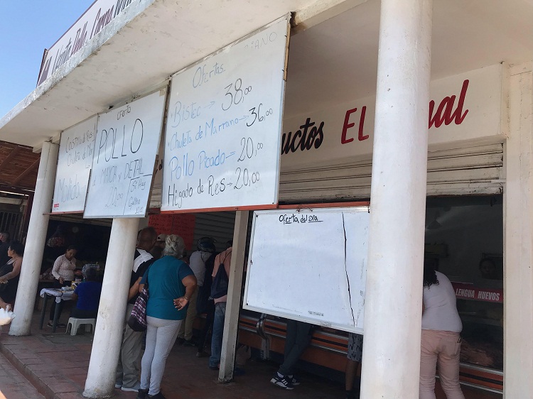 Coro: carniceros del mercado viejo se declaran en pérdida por el alza del dólar en Venezuela