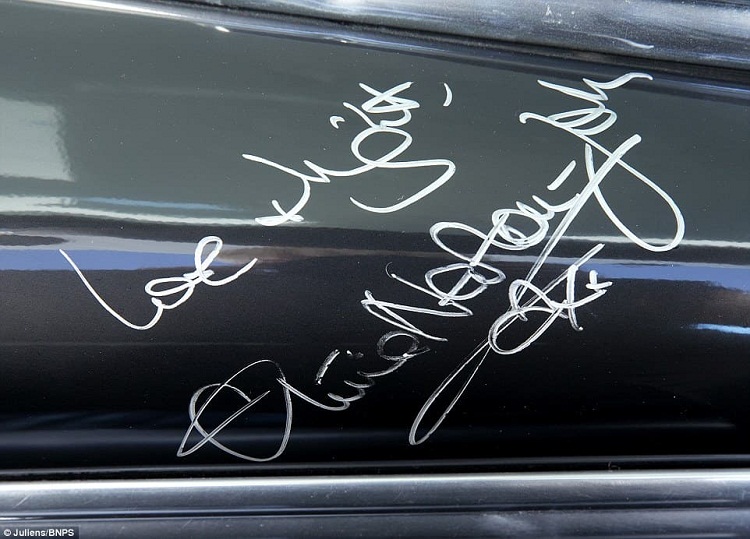 Subastan vehículo de «Grease» con autógrafo de Olivia Newton John