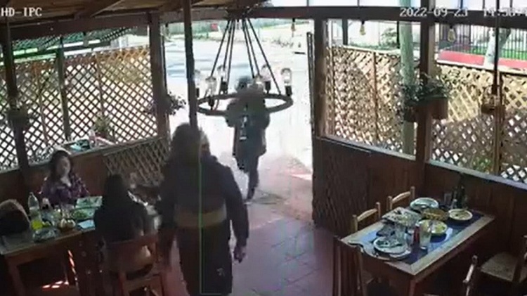En un restaurante de Chile le hicieron una «encerrona» a motochoros venezolanos