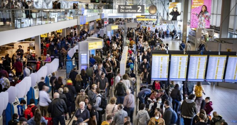 El aeropuerto de Ámsterdam pide a las aerolíneas cancelar vuelos por falta de personal