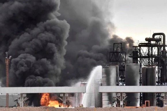Tres muertos tras incendio y explosión de una refinería en Argentina