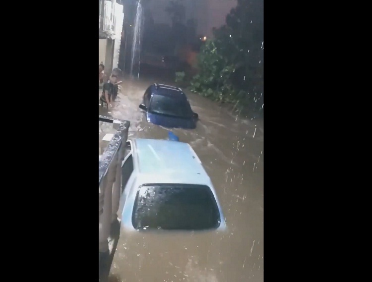 Vías y viviendas anegadas por lluvias registradas este jueves en Lara