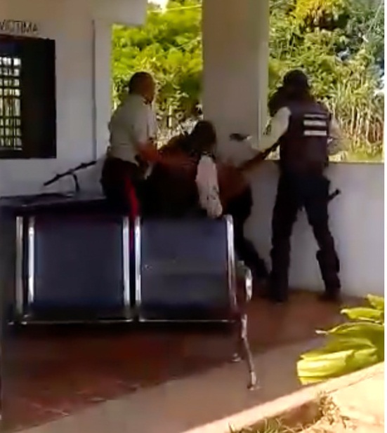 Presos cuatro policías por golpear brutalmente a un hombre +VÍDEO