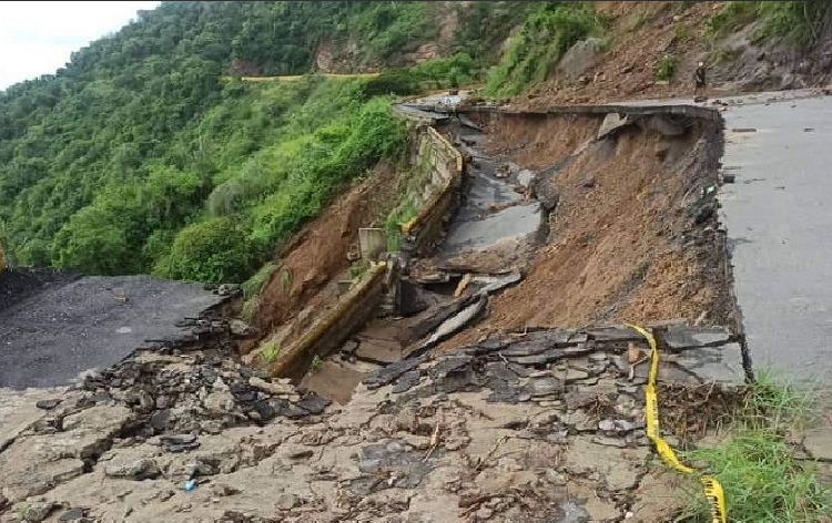 Incomunicado pueblo de Chichiriviche de La Costa por derrumbe de carretera