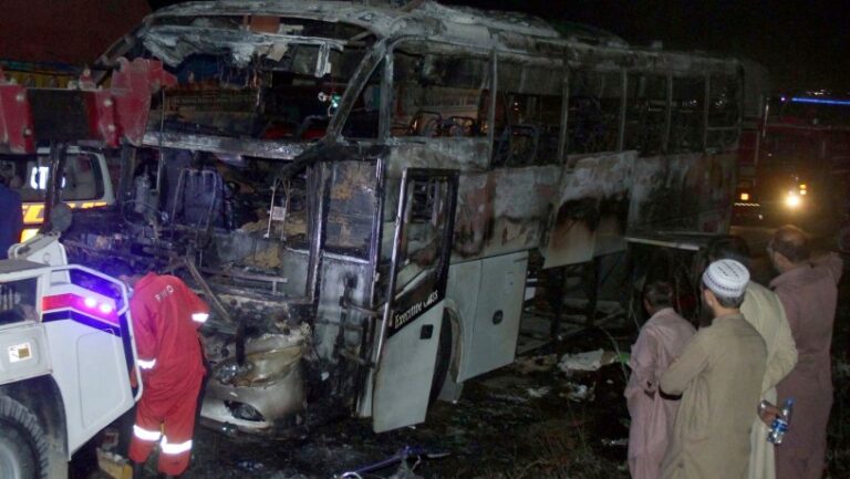 18 muertos deja el incendio de un bus en Pakistán